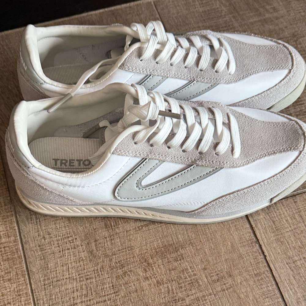 Stylish women’s Tretorn White and Gray Sneakers size 8.5 - Picture 3 of 5